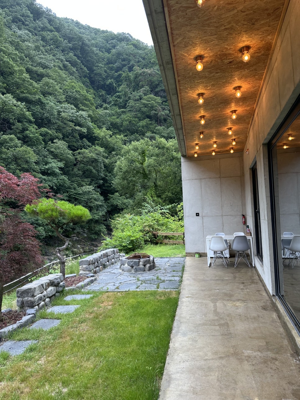 산을 마주한 테라스, 화로와 스트링 조명